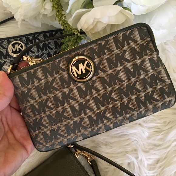 Final sale ✨Michael Kors Fulton large wristlet - Picture 2 of 8